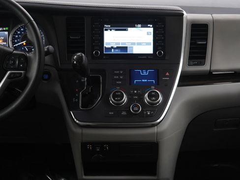 Used 2018 Toyota Sienna XLE image 17