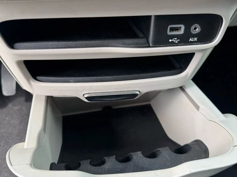 Used 2019 Chrysler Pacifica Touring-L FWD image 16