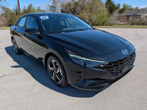 Used 2023 Hyundai Elantra SEL w/ Convenience Package image 2
