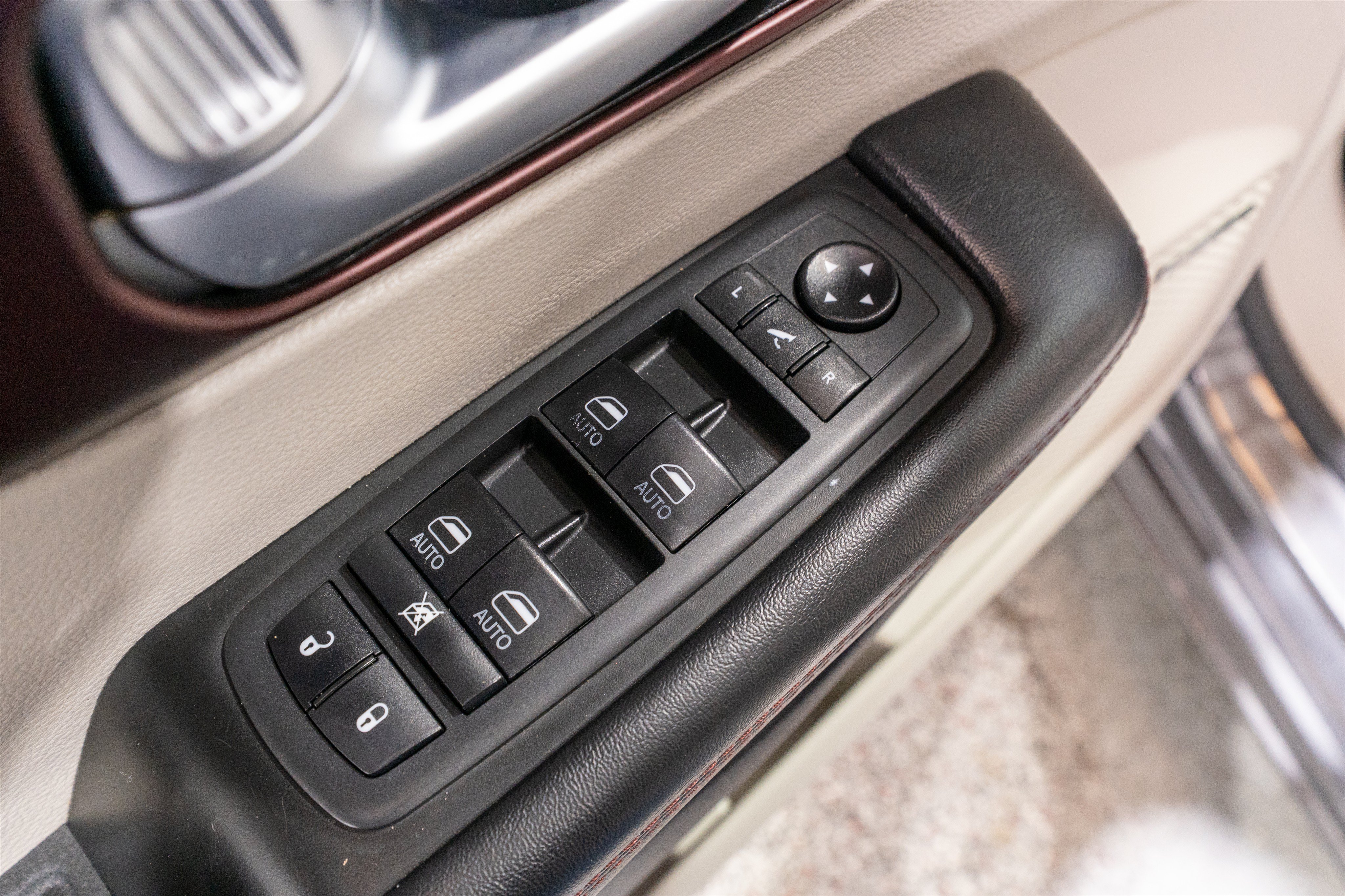 Used 2019 Chrysler Pacifica Limited w/ Tire & Wheel Group FWD image 15