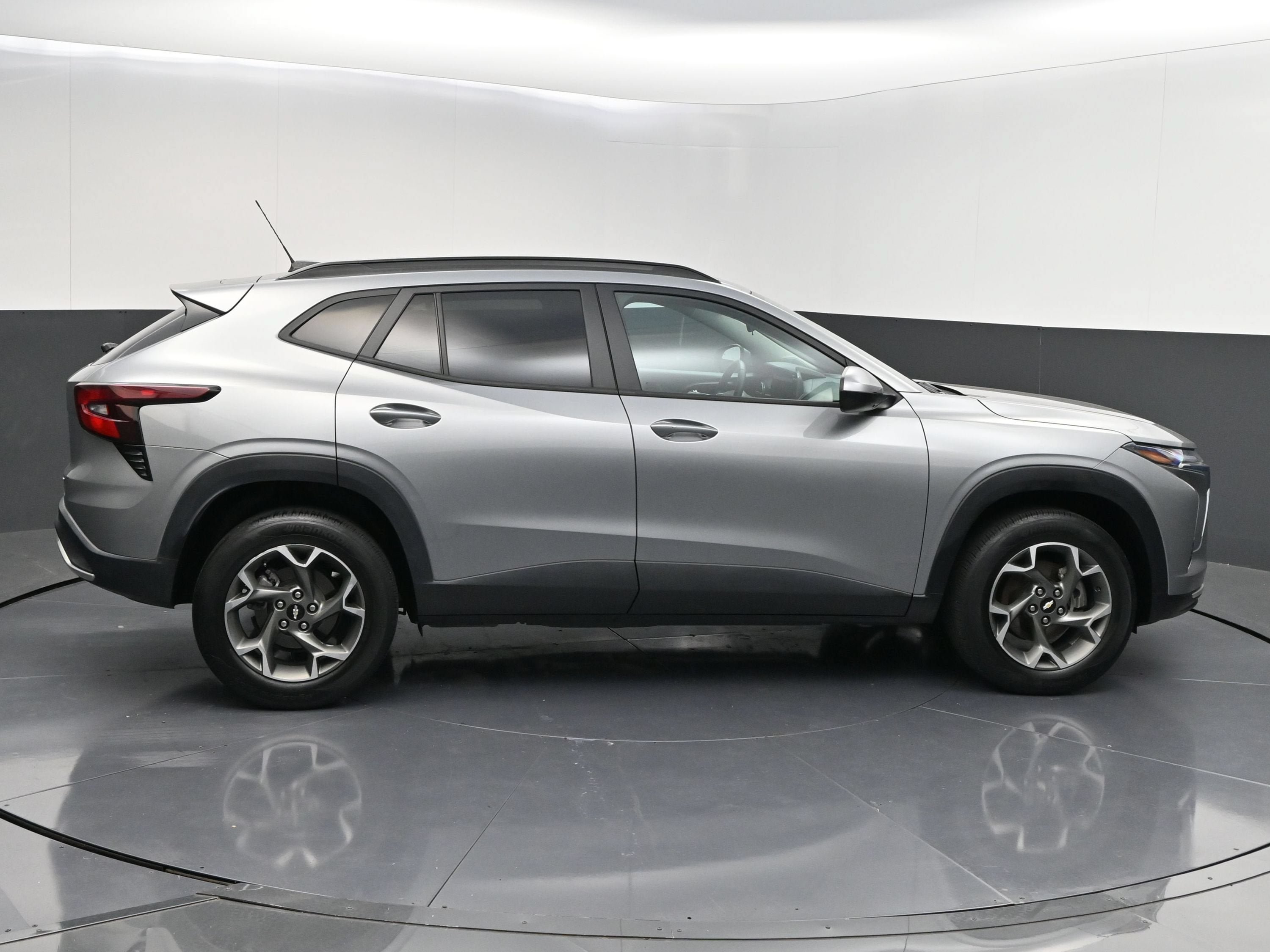 Certified 2024 Chevrolet Trax LT w/ Driver Confidence Package FWD image 9