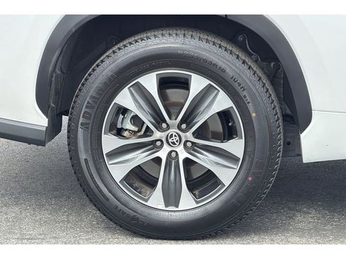 Certified 2025 Toyota Highlander XLE FWD image 33