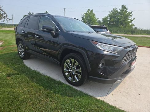 Used 2019 Toyota RAV4 Limited w/ Cold Weather Package AWD/4WD image 3