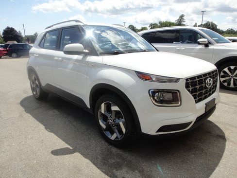 Used 2021 Hyundai Venue SEL FWD image 3