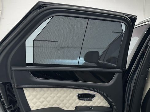 Used 2023 Bentley Bentayga AWD/4WD image 44