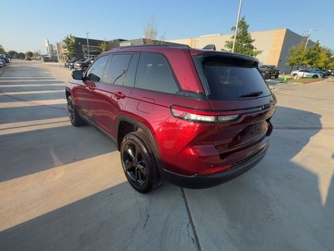 Used 2025 Jeep Grand Cherokee Limited w/ Black Appearance Package AWD/4WD image 3
