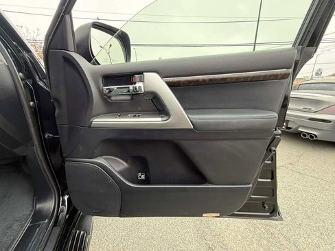 Used 2015 Toyota Land Cruiser image 40