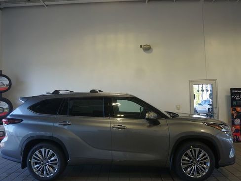 New 2026 Toyota Highlander Platinum AWD/4WD image 19