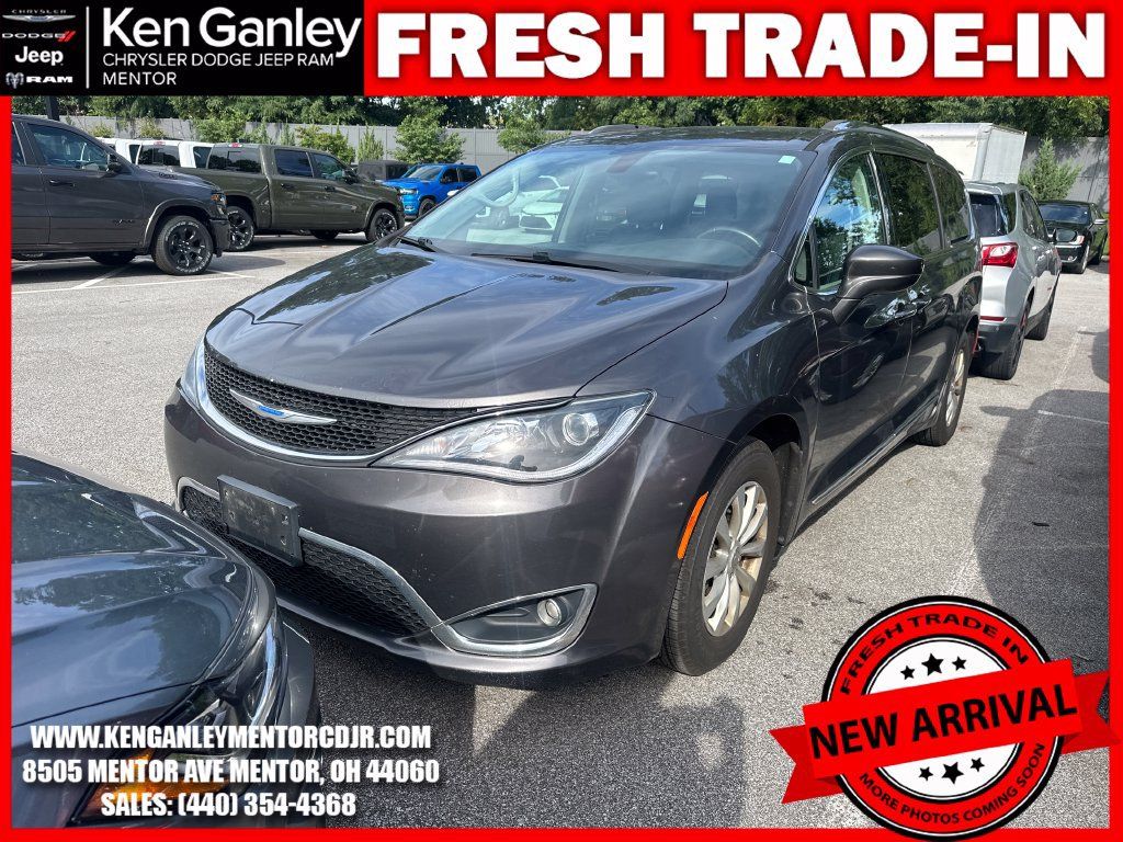 Used 2018 Chrysler Pacifica Touring-L FWD image 3