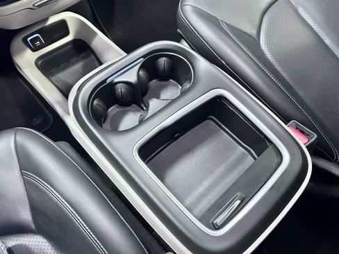 Used 2023 Chrysler Pacifica Touring-L image 17