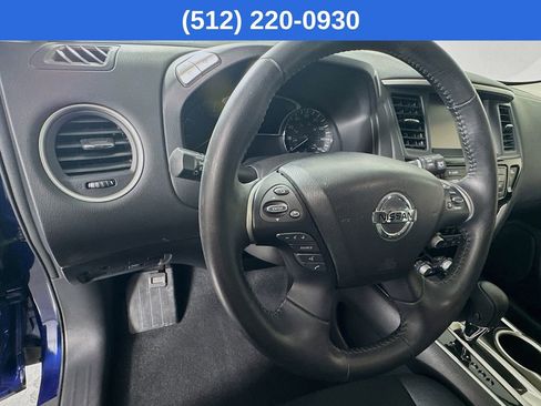 Used 2018 Nissan Pathfinder SV image 12