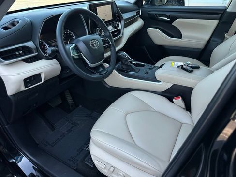 Used 2025 Toyota Highlander XLE FWD image 11