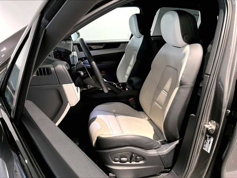 Used 2025 Porsche Cayenne image 8
