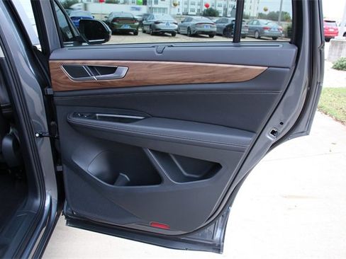 Certified 2025 Volkswagen Atlas SE image 35