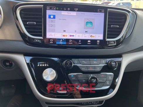 Used 2024 Chrysler Pacifica Touring-L image 37