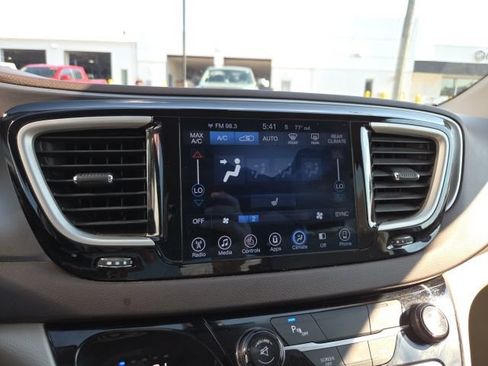 Used 2017 Chrysler Pacifica Touring-L FWD image 14