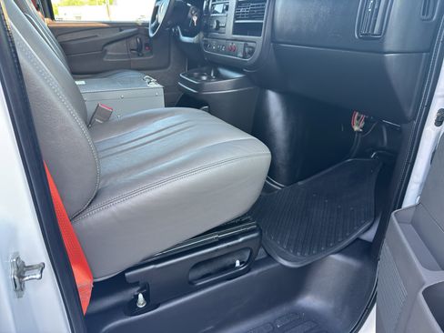 Used 2015 Chevrolet Express 2500 RWD image 13