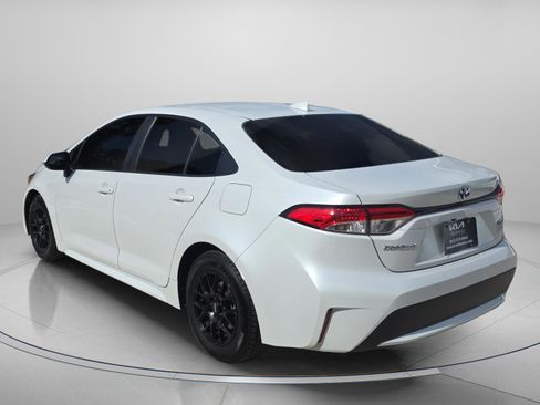 Used 2022 Toyota Corolla LE image 2