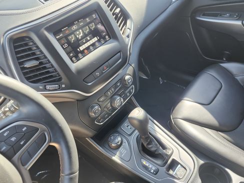 Used 2019 Jeep Cherokee Latitude Plus w/ Comfort/Convenience Group AWD/4WD image 30