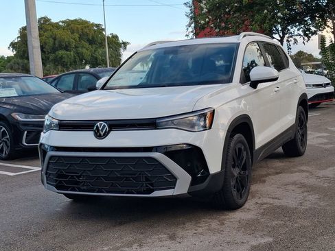 New 2026 Volkswagen Taos SE FWD image 3