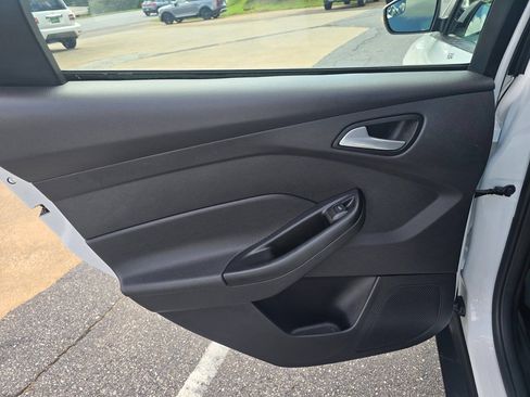 Used 2014 Ford Focus SE w/ Equipment Group 201A FWD image 15