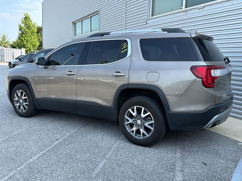 Used 2023 GMC Acadia SLT w/ Technology Package FWD image 3