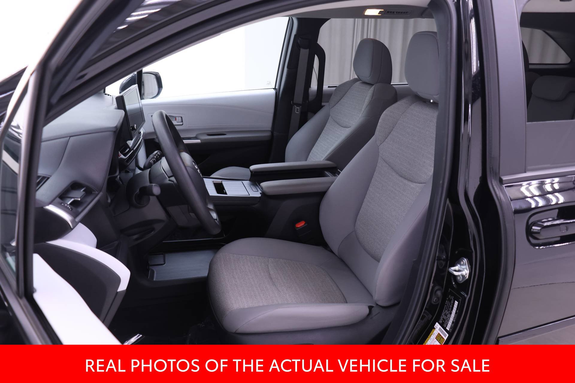 Certified 2025 Toyota Sienna LE AWD/4WD image 4