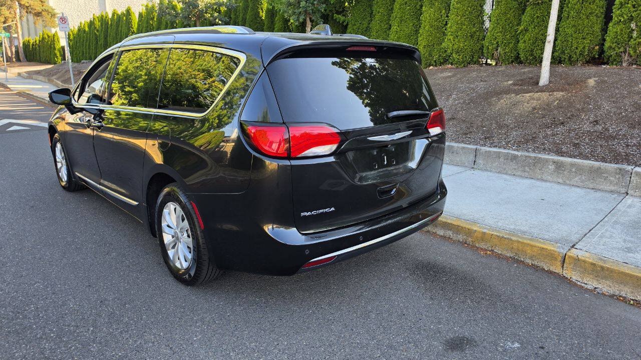 Used 2018 Chrysler Pacifica Touring-L FWD image 7