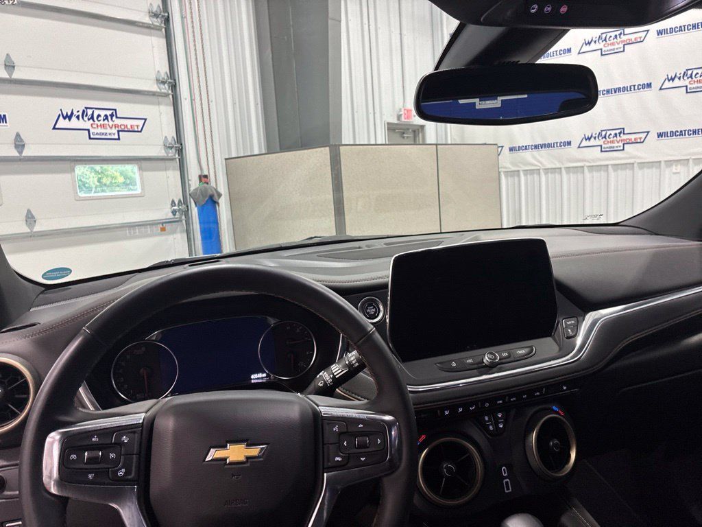 Used 2023 Chevrolet Blazer Premier FWD image 2