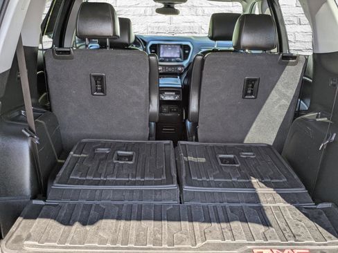 Used 2021 GMC Acadia SLT w/ Preferred Package image 12