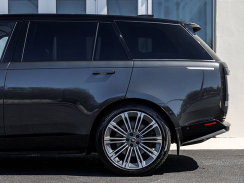 Used 2025 Land Rover Range Rover Long Wheelbase Autobiography image 6