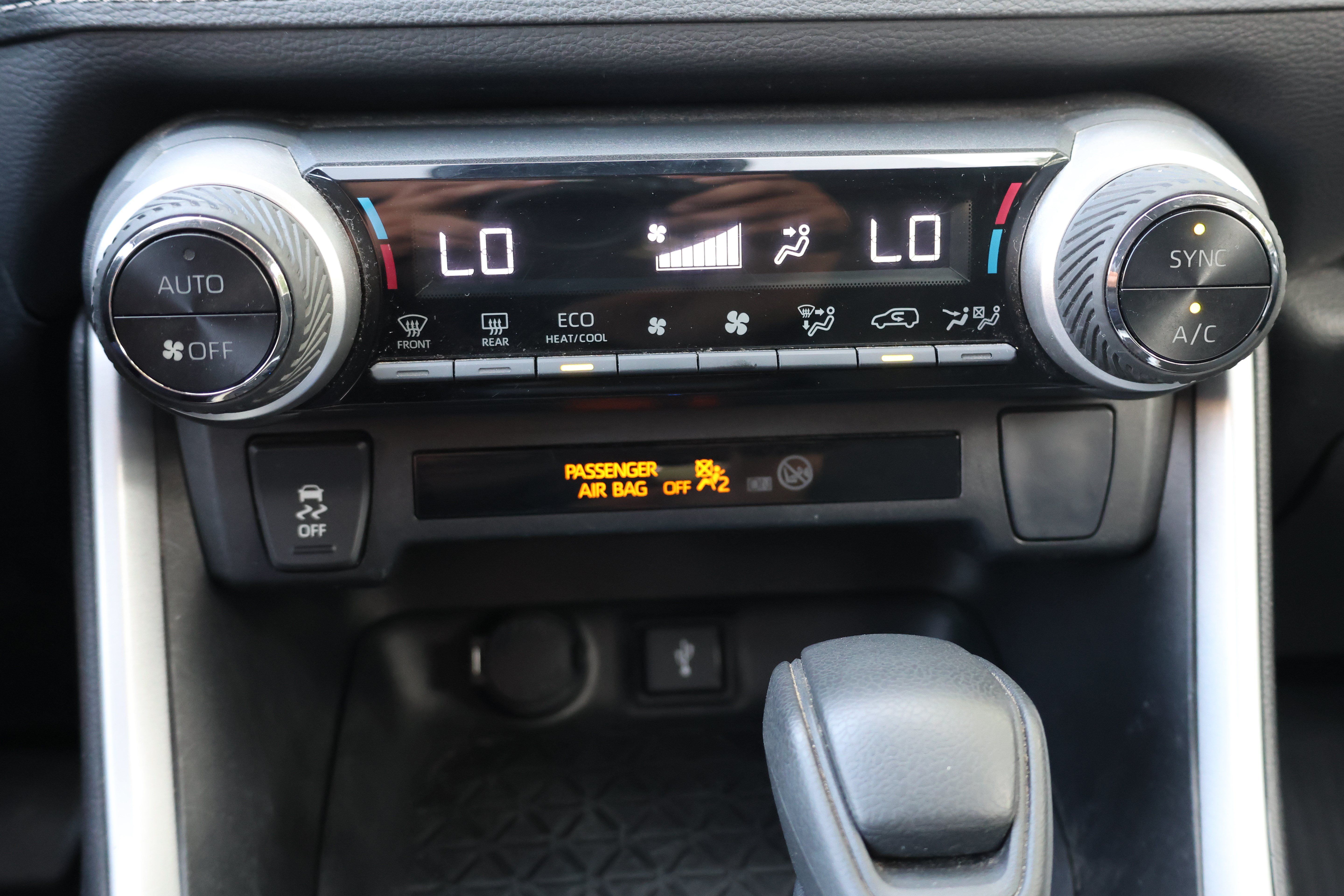 Used 2022 Toyota RAV4 LE AWD/4WD image 31