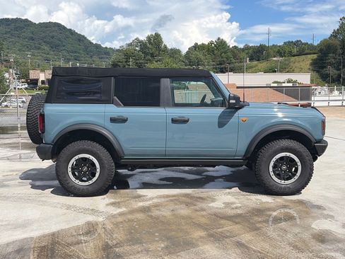 Used 2023 Ford Bronco Badlands w/ Sasquatch Package AWD/4WD image 2