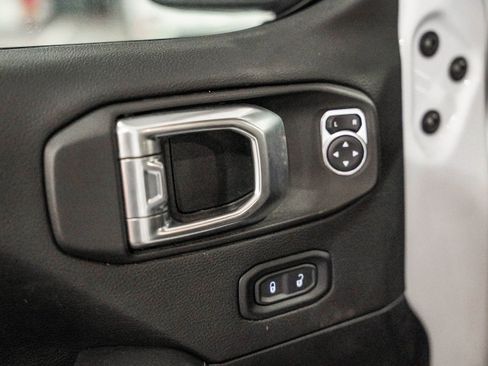 Used 2022 Jeep Wrangler Unlimited Sahara image 19