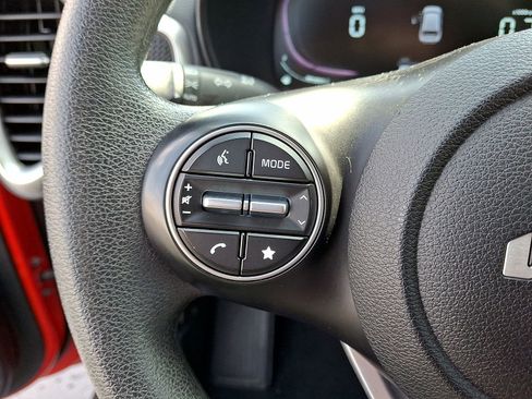 Used 2023 Kia Soul LX w/ LX Technology Package FWD image 32