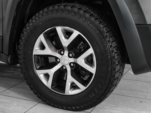 Used 2017 Jeep Cherokee Trailhawk w/ Cold Weather Group image 47