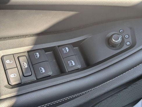 Used 2025 Jeep Grand Cherokee Limited w/ Luxury Tech Group II image 16