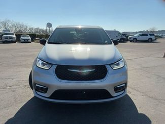 Used 2024 Chrysler Pacifica Touring-L video 2