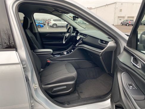 Used 2023 Jeep Grand Cherokee L Laredo image 12