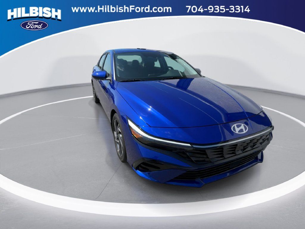 Used 2025 Hyundai Elantra SEL FWD image 2
