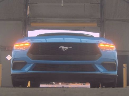 Used 2025 Ford Mustang Coupe RWD image 2