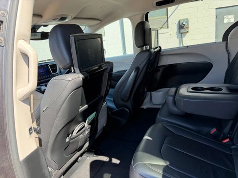 Used 2017 Chrysler Pacifica Touring-L Plus FWD image 11