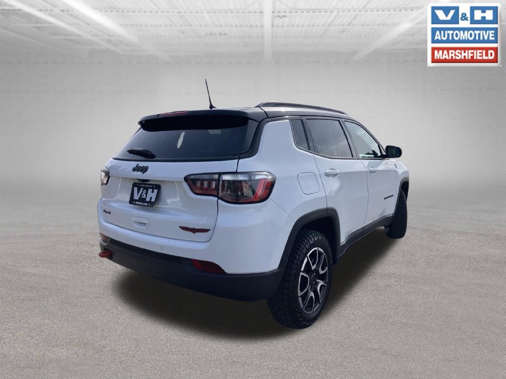 Used 2025 Jeep Compass Trailhawk AWD/4WD image 30