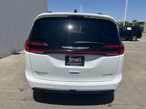 Used 2023 Chrysler Pacifica Limited FWD image 5