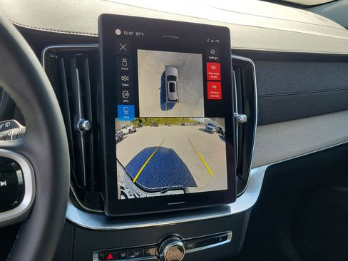 Used 2025 Volvo XC90 B6 Plus image 24