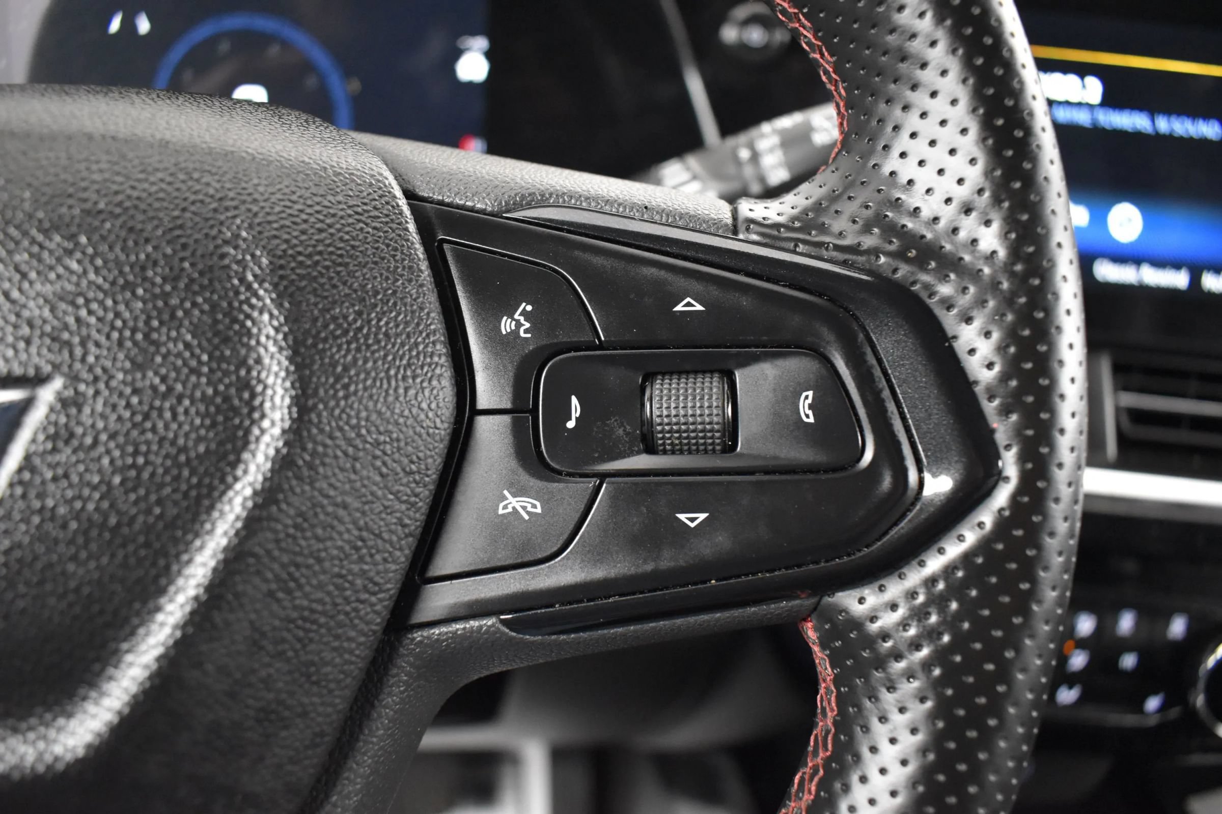 Used 2025 Chevrolet Trax RS FWD image 23