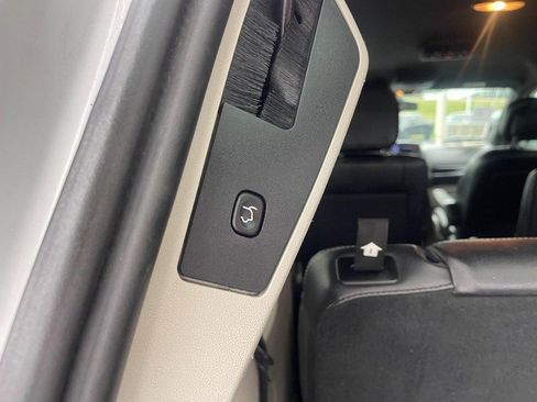 Used 2018 Dodge Grand Caravan SXT FWD image 17
