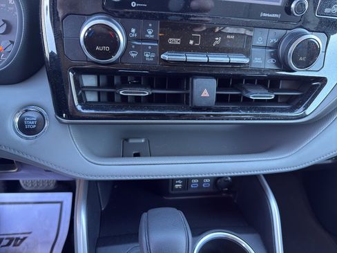 Used 2022 Toyota Highlander L image 17