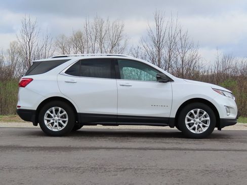 Used 2018 Chevrolet Equinox LT w/ Sun & Infotainment Package image 2