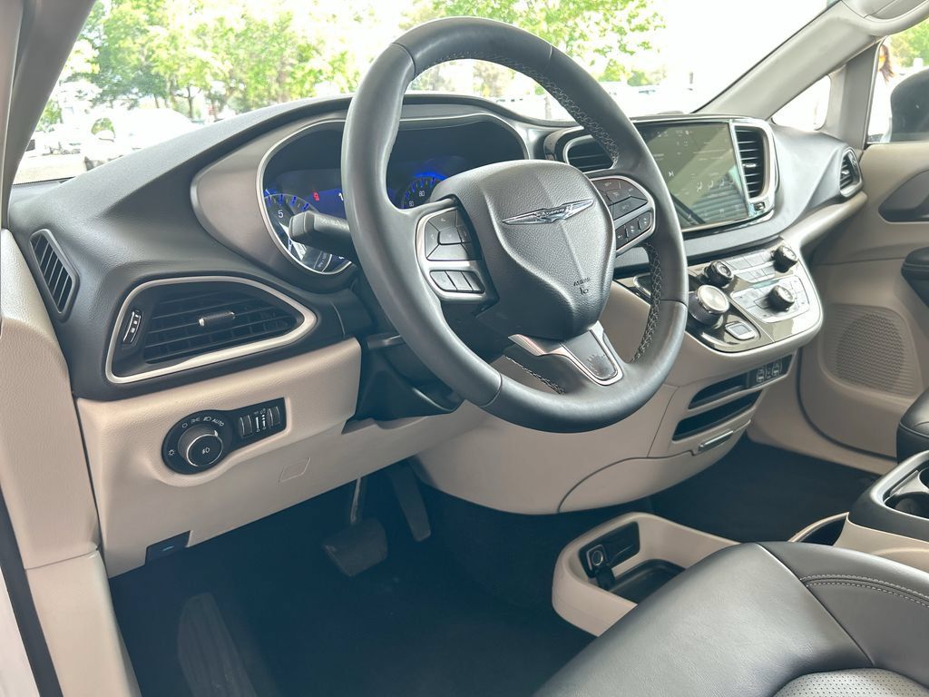 Used 2023 Chrysler Pacifica Touring-L FWD image 13